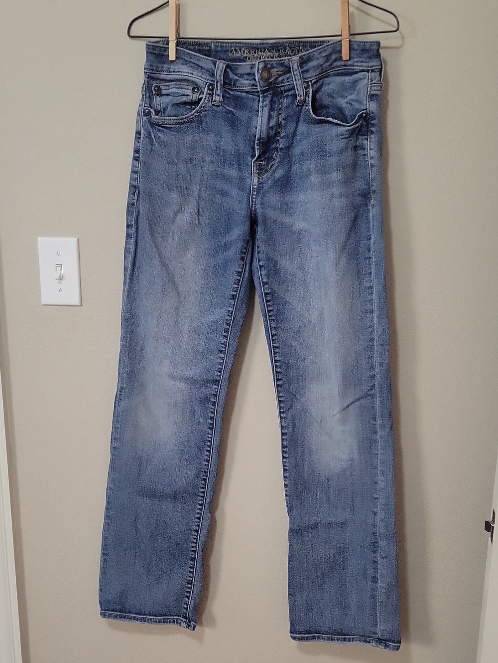 American Eagle Outfitters Men’s Faded Blue Straight Jeans